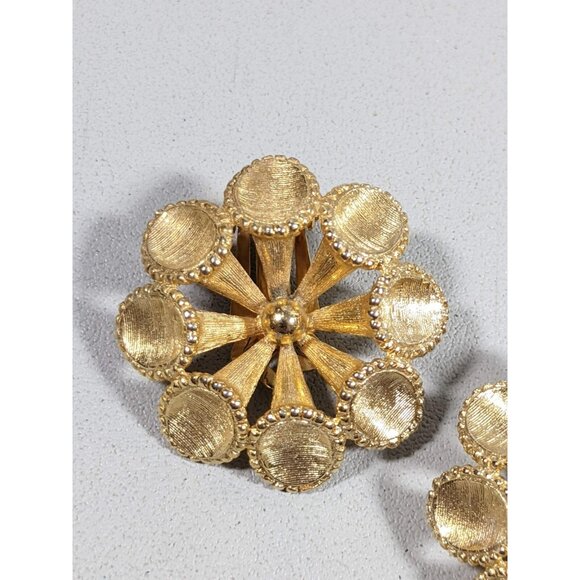 Vintage ART Arthur Pepper Gold Tone Textured Medallion Clip On Earrings - Picture 2 of 6